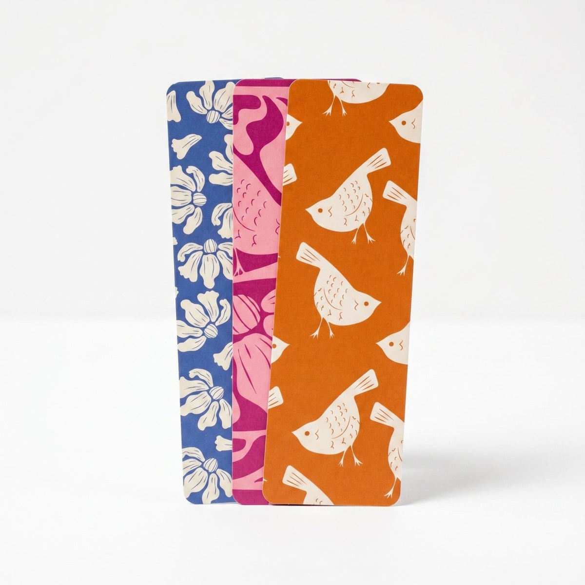 Tres separadores de libro Trino y Flora con aves y flores, uno con borla de hilo