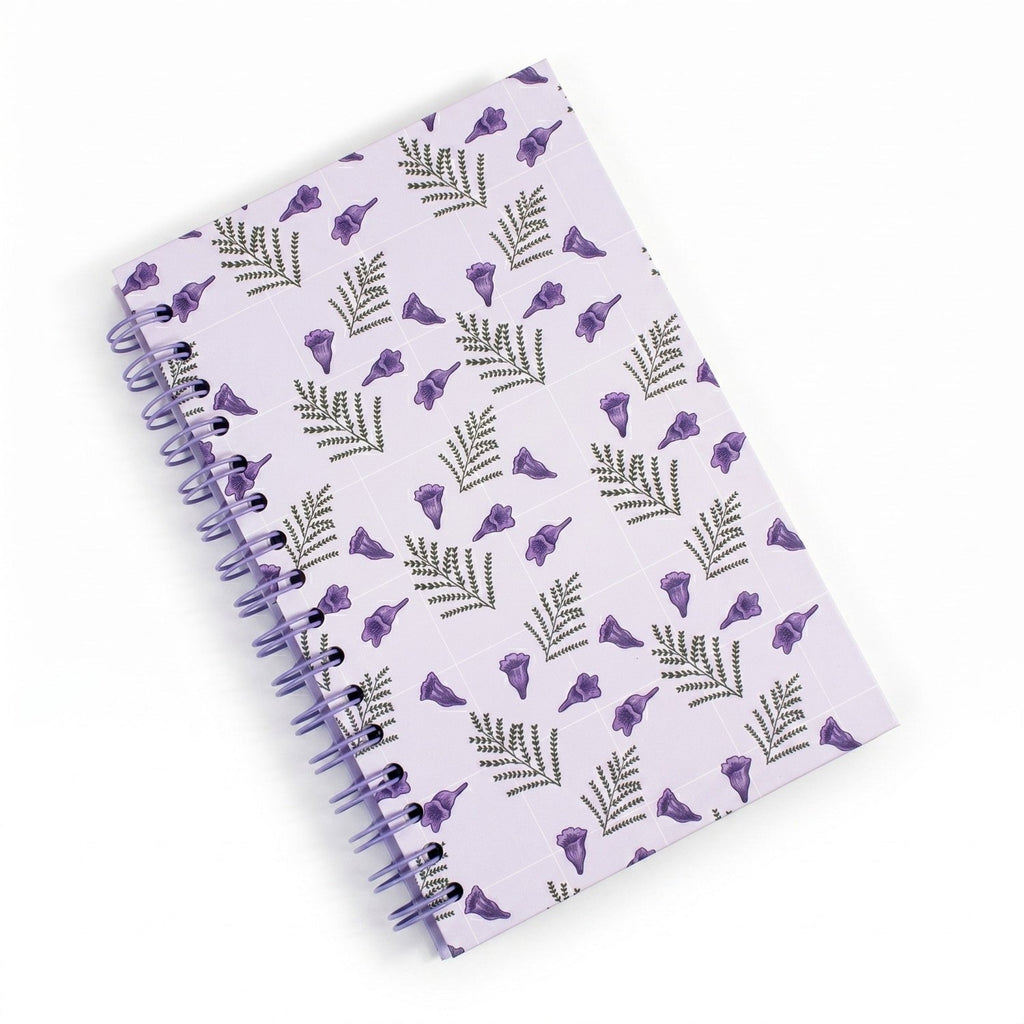 Libreta arillada Flor de Jacaranda de tapa dura mate con arillo metálico, vista frontal