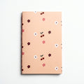 Libreta Rose Cherry de costura expuesta con cadeneta de cáñamo de color visible en el lomo, vista frontal