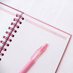 Libreta arillada Rose Picnic de tapa dura mate con arillo metálico, vista frontal