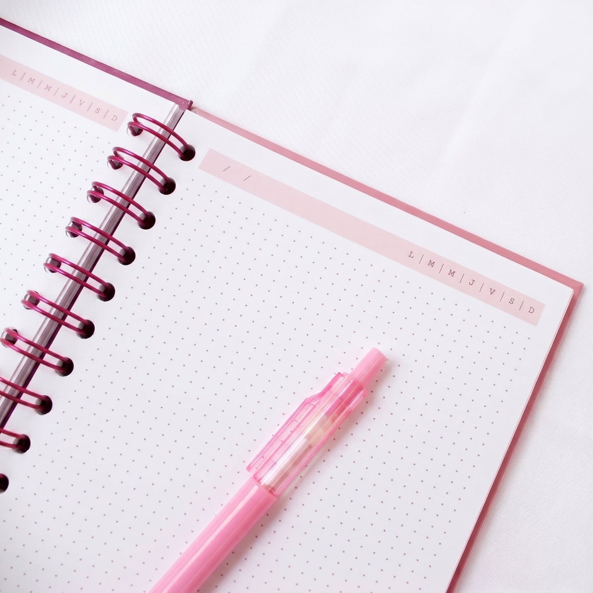 Libreta arillada Rose Picnic de tapa dura mate con arillo metálico, vista frontal