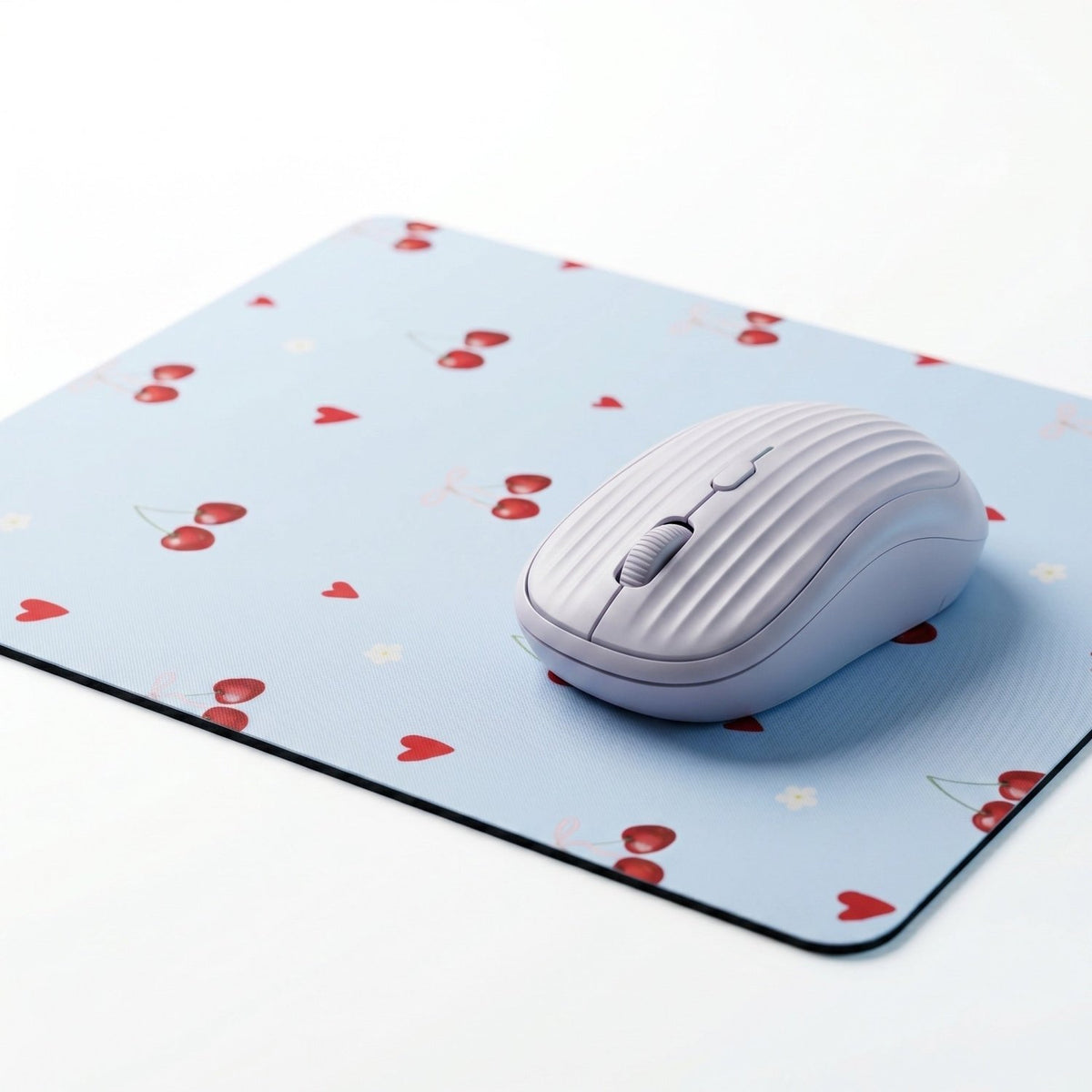 Mousepad Cherry Picnic de neopreno con ilustración de cerezas sobre un escritorio