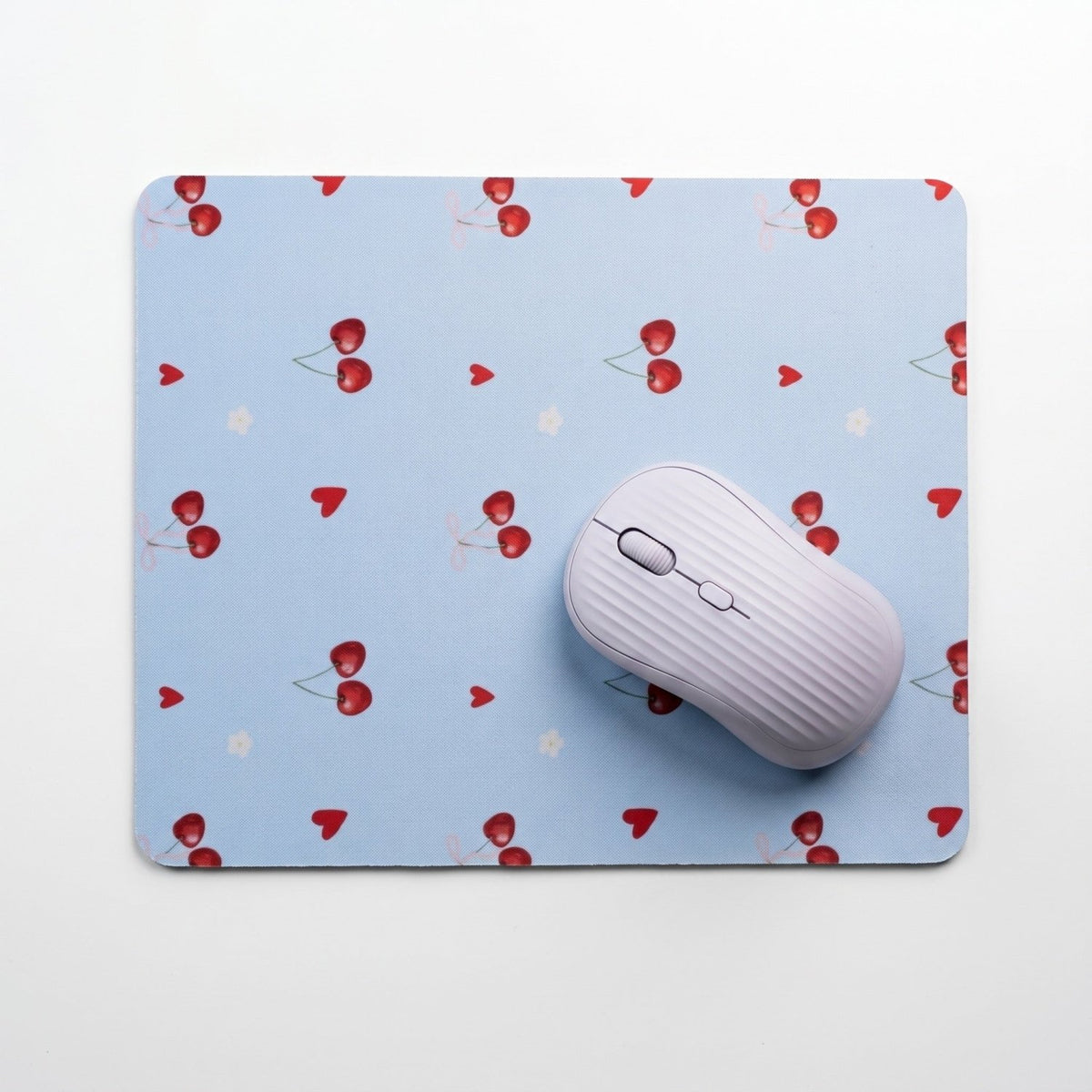 Mousepad Cherry Picnic de neopreno con ilustración de cerezas sobre un escritorio