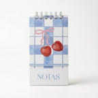 Libreta de notas Cherry Picnic vertical con arillo metálico superior, tapa dura mate y elástico