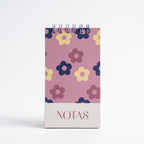Libreta de notas Flor Morado vertical con arillo metálico superior, tapa dura mate y elástico