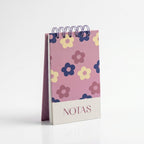 Libreta de notas Flor Morado vertical con arillo metálico superior, tapa dura mate y elástico