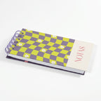 Libreta de notas Psyco Picnic vertical con arillo metálico superior, tapa dura mate y elástico